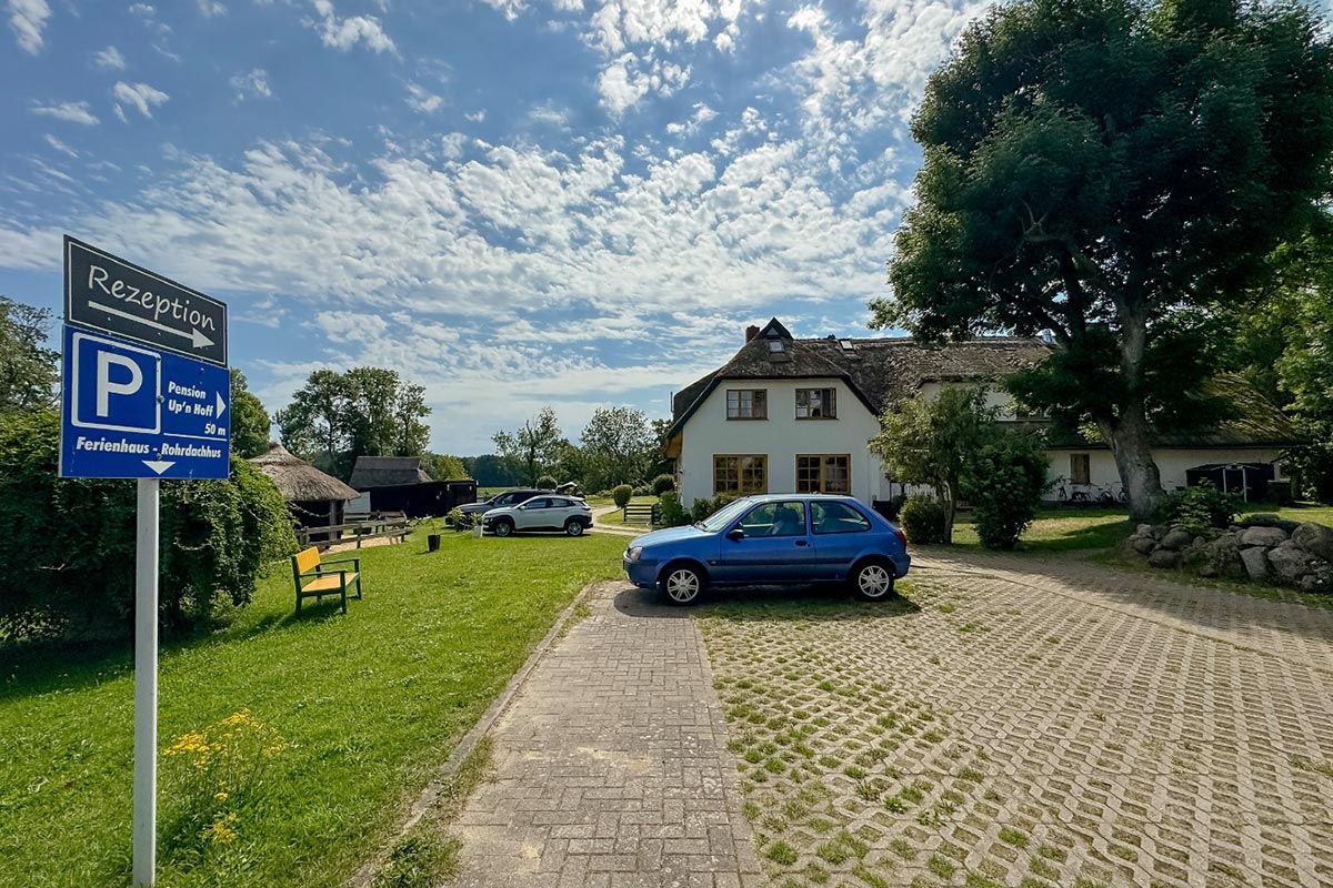 Anfahrt und Parkplatz der Pension Up'n Hoff in Middelhagen